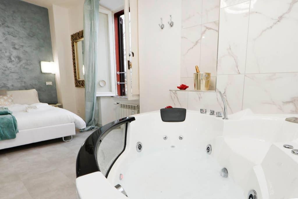 White Panoramic Jacuzzi Suite Trastevere - Top Collection Rom Exteriör bild