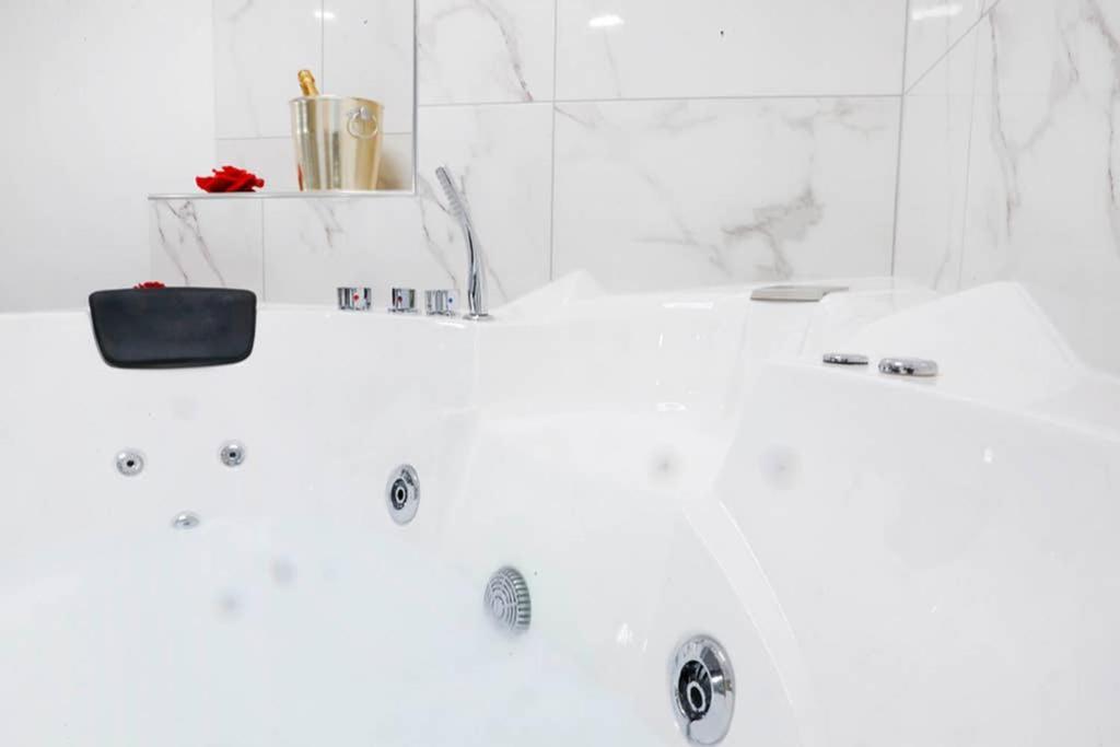 White Panoramic Jacuzzi Suite Trastevere - Top Collection Rom Exteriör bild